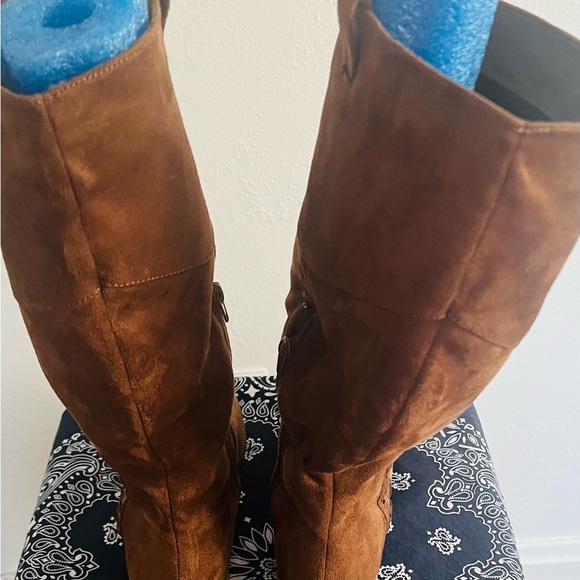 Tan high boots size 8 1/2
Black mid boots size 8 - Picture 3 of 8